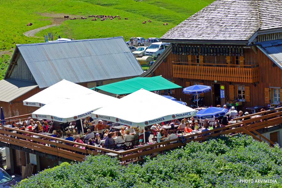 idée de sortie départ de randonnée dans les montagnes de Haute Savoie